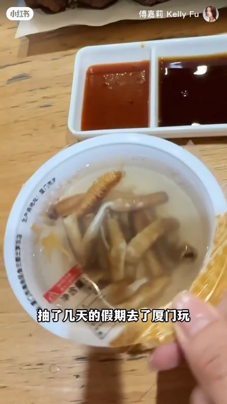 傅嘉莉廈門旅行 品嚐蟲蟲美食「土筍凍」面不改容 網民大讚：女漢子！ 