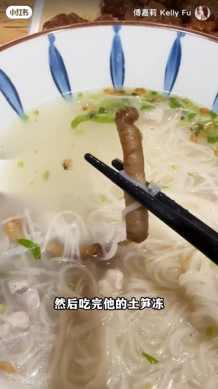 傅嘉莉廈門旅行 品嚐蟲蟲美食「土筍凍」面不改容 網民大讚：女漢子！ 