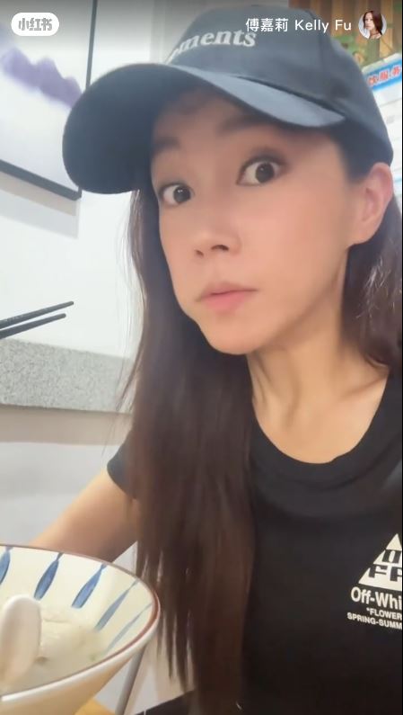 傅嘉莉廈門旅行 品嚐蟲蟲美食「土筍凍」面不改容 網民大讚：女漢子！ 