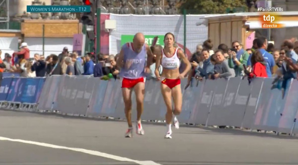 巴黎殘奧｜西班牙視障女跑手一舉動痛失銅牌！終點前伸手扶抽筋領跑員即被取消資格 