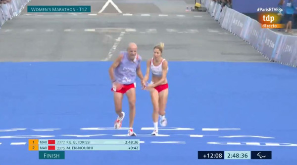 巴黎殘奧｜西班牙視障女跑手一舉動痛失銅牌！終點前伸手扶抽筋領跑員即被取消資格 