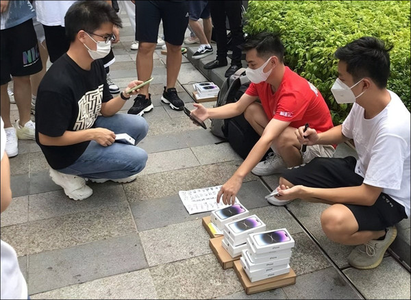 iPhone 16內地版無AI功能？香港料掀炒風！內地果粉湧港搶買手機