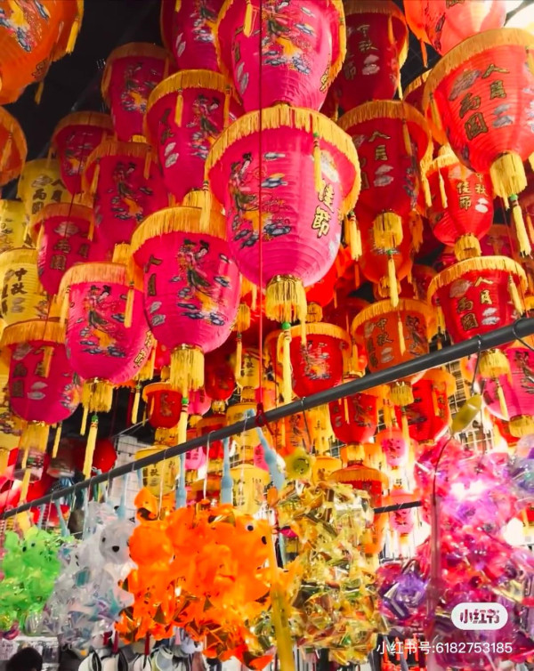 筍崗玩具文具禮品城買燈籠（圖片︰小紅書 @Discover 大灣區）