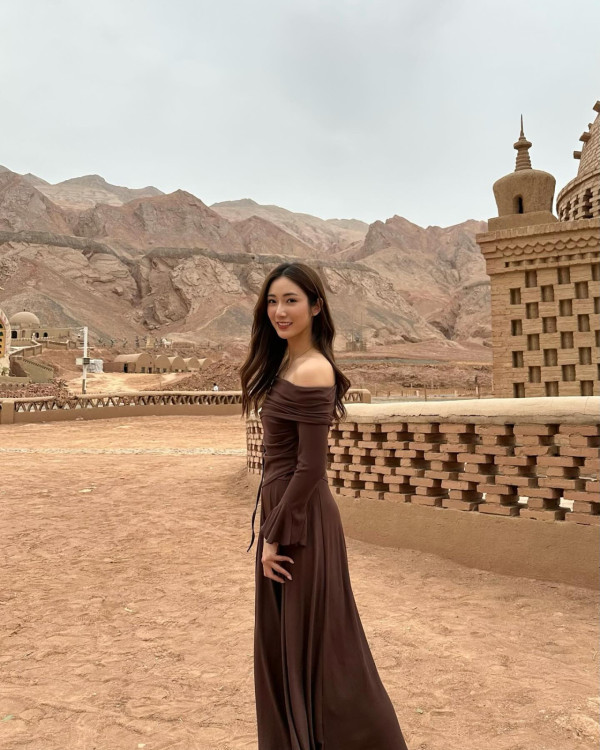 馮素波新加坡旅行曬姊妹合照！網民驚訝餅印細妹神撞樣Anson Lo 