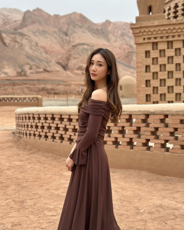 馮素波新加坡旅行曬姊妹合照！網民驚訝餅印細妹神撞樣Anson Lo 