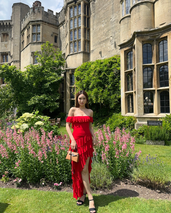 蔡嘉欣前空姐家姐曬婚照好事近 網友留言恭喜：姐姐係咪有咗？ 