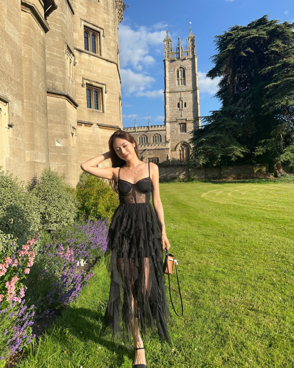 蔡嘉欣前空姐家姐曬婚照好事近 網友留言恭喜：姐姐係咪有咗？ 