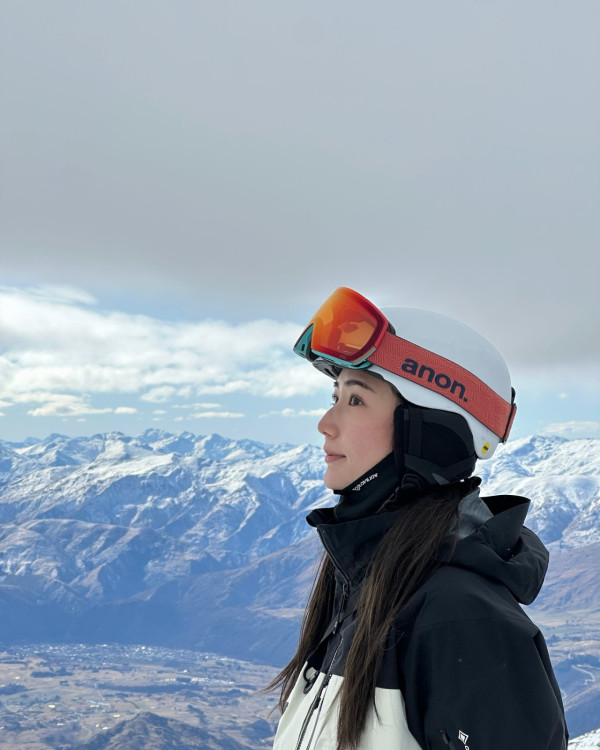 蔡嘉欣前空姐家姐曬婚照好事近 網友留言恭喜：姐姐係咪有咗？ 