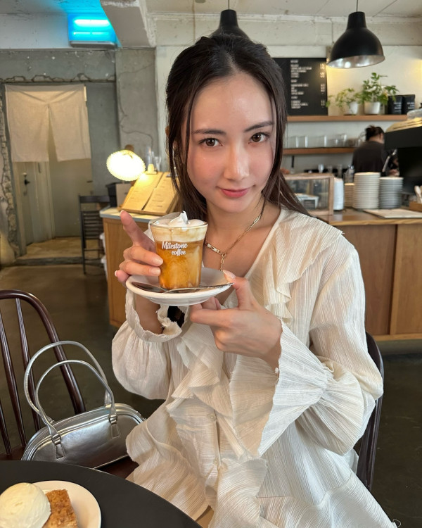 蔡嘉欣前空姐家姐曬婚照好事近 網友留言恭喜：姐姐係咪有咗？ 