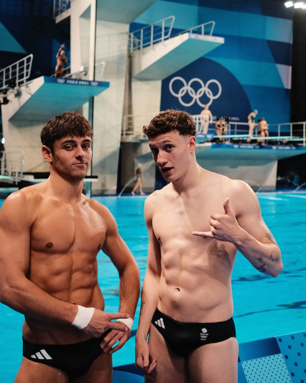 Tom Daley快閃香港24小時 桑拿室派福利照！僅包一條毛巾大騷腹肌 