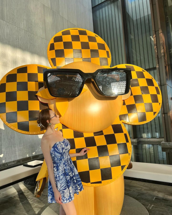 40歲前最上鏡小姐分享移英生活派福利 上圍疑再升cup！迫爆螢幕惹熱議 