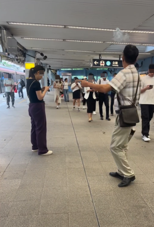 黑衣女手持香煙入港鐵站！途人被嗆到咳嗽！港鐵列明禁止 最高可罰呢個數