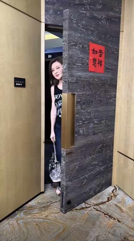 家裡的玄關位置，大門非常高，極有氣派感。圖片來源：抖音@關之琳