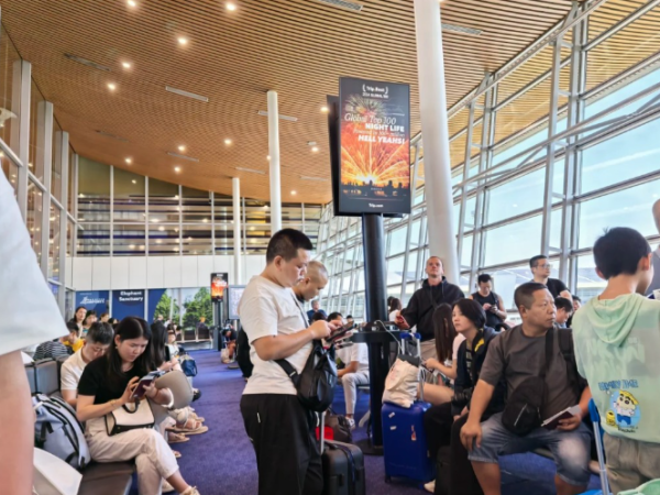 女子沒機票竟成功登上飛機！網民猜測一可能性！結果拖累全機人 