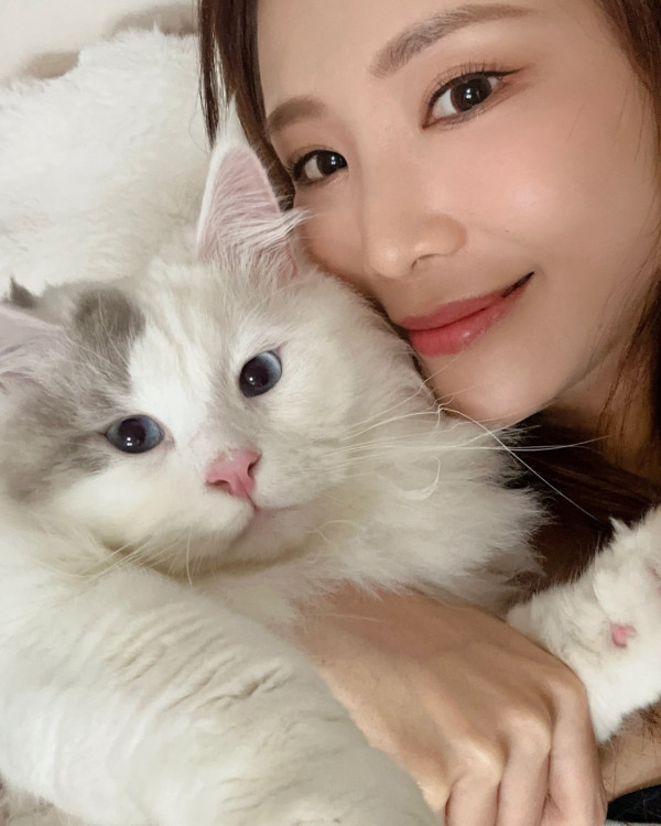 女星誤幫護照「沖涼」！成本又濕又皺點算好？網民教3招急救 