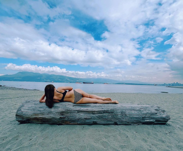 40歲前最上鏡小姐分享移英生活派福利 上圍疑再升cup！迫爆螢幕惹熱議 