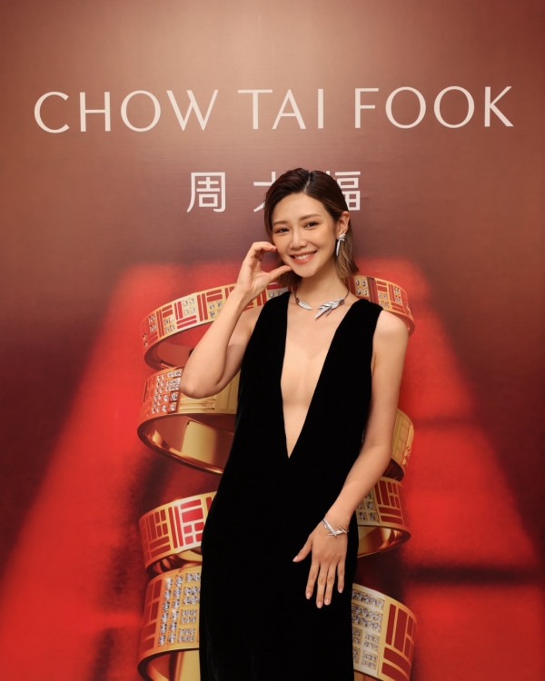 倪晨曦Deep V中門大開直落肚臍！