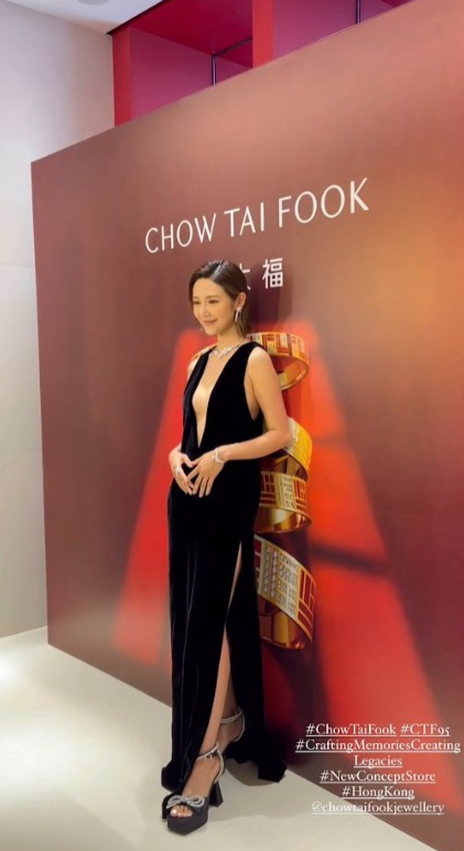 倪晨曦Deep V中門大開直落肚臍！