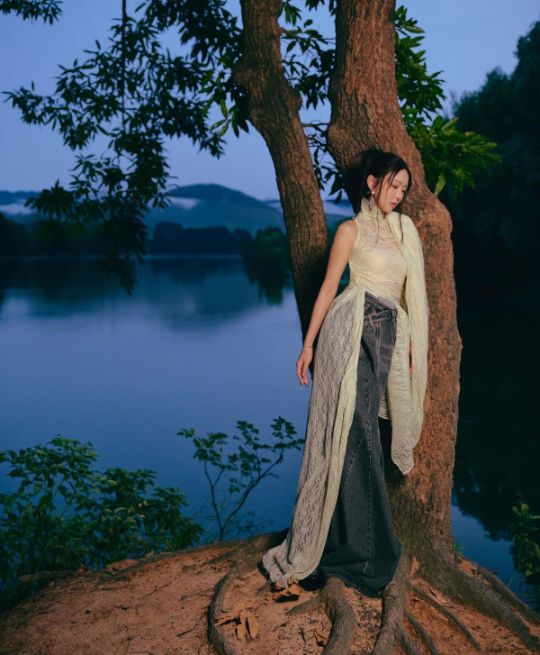 薛凱琪露側胸突破性感底線！網民指震撼眼球：二度發育？ 