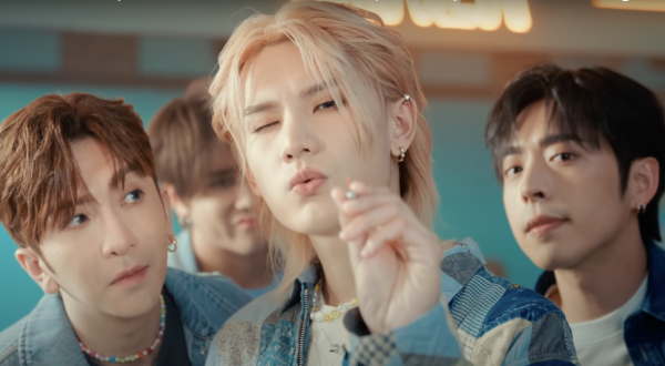 姜濤8號風球下現身機場貴賓室 被網友野生捕獲!惹大批姜糖羨慕