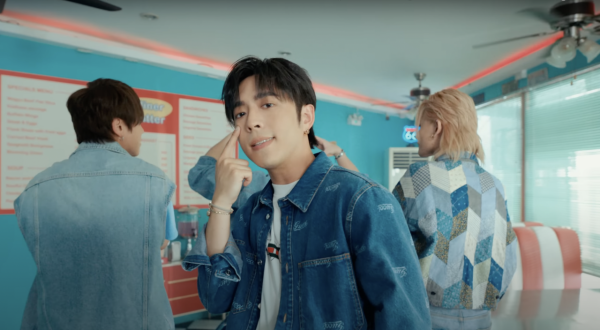 姜濤8號風球下現身機場貴賓室 被網友野生捕獲!惹大批姜糖羨慕