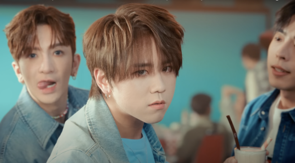 姜濤8號風球下現身機場貴賓室 被網友野生捕獲!惹大批姜糖羨慕