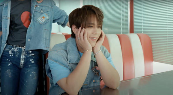 姜濤8號風球下現身機場貴賓室 被網友野生捕獲!惹大批姜糖羨慕