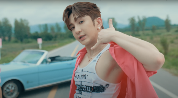 姜濤8號風球下現身機場貴賓室 被網友野生捕獲!惹大批姜糖羨慕