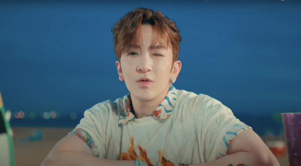 姜濤8號風球下現身機場貴賓室 被網友野生捕獲!惹大批姜糖羨慕