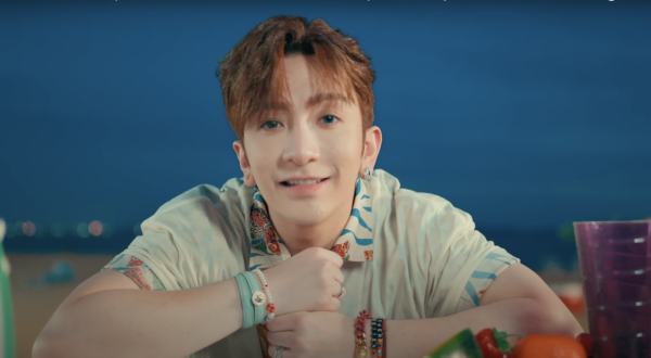 姜濤8號風球下現身機場貴賓室 被網友野生捕獲!惹大批姜糖羨慕