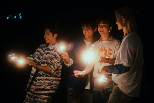 姜濤8號風球下現身機場貴賓室 被網友野生捕獲!惹大批姜糖羨慕