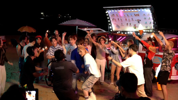 姜濤8號風球下現身機場貴賓室 被網友野生捕獲!惹大批姜糖羨慕