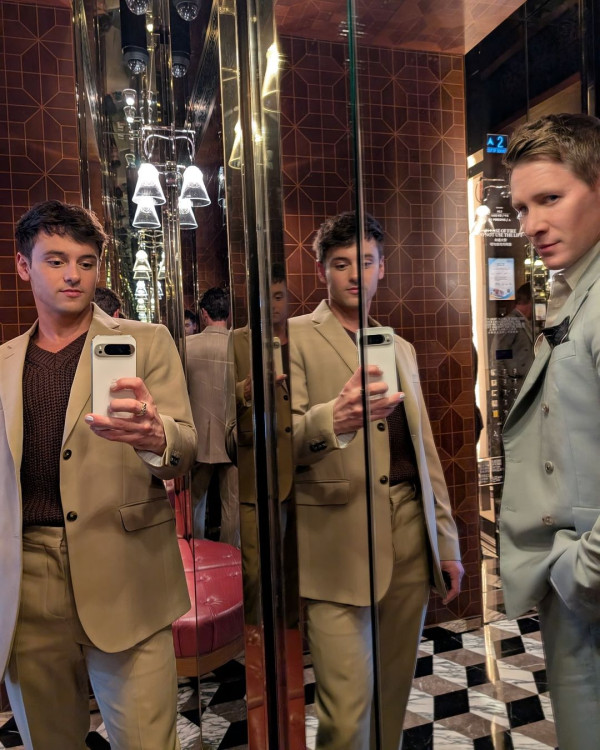 Tom Daley快閃香港24小時 桑拿室派福利照！僅包一條毛巾大騷腹肌 