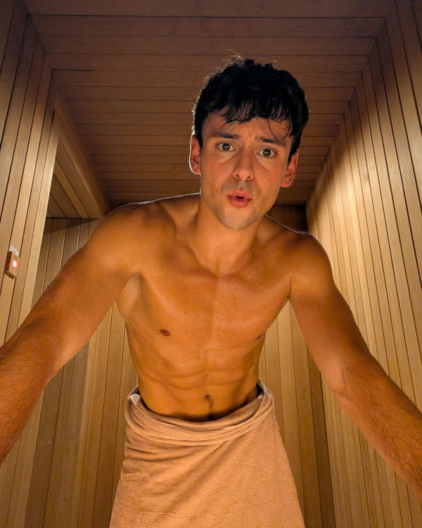 Tom Daley快閃香港24小時 桑拿室派福利照！僅包一條毛巾大騷腹肌 