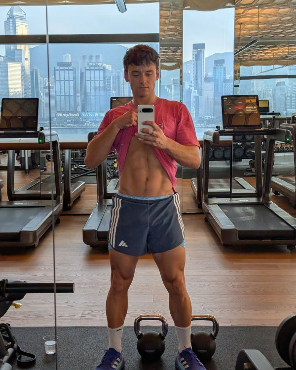Tom Daley快閃香港24小時 桑拿室派福利照！僅包一條毛巾大騷腹肌 