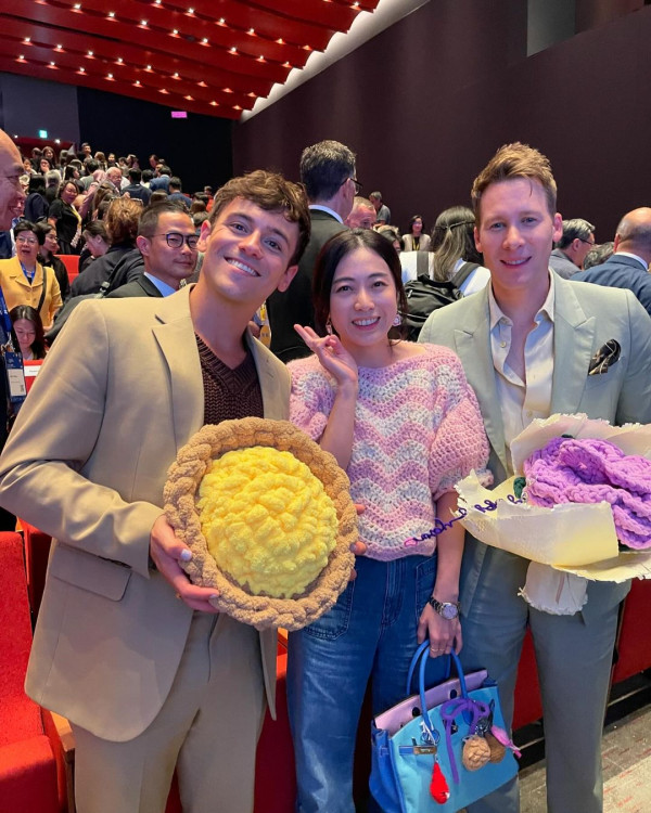 Tom Daley快閃香港24小時 桑拿室派福利照！僅包一條毛巾大騷腹肌 