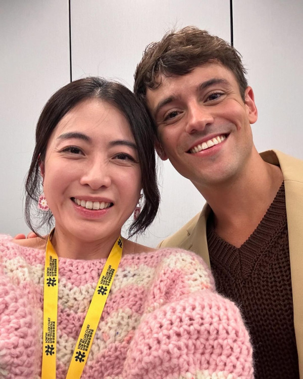 Tom Daley快閃香港24小時 桑拿室派福利照！僅包一條毛巾大騷腹肌 