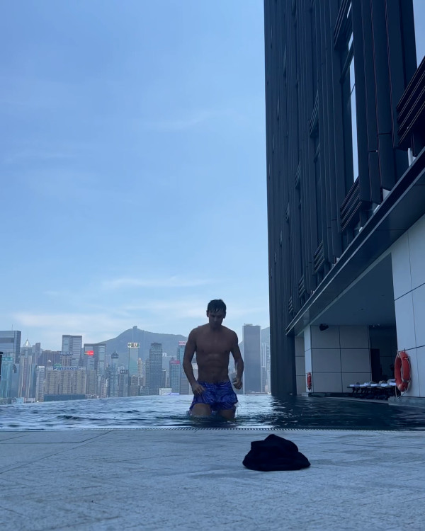 Tom Daley快閃香港24小時 桑拿室派福利照！僅包一條毛巾大騷腹肌 