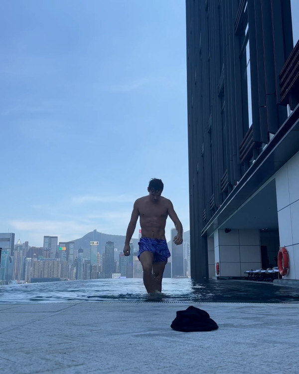 Tom Daley快閃香港24小時 桑拿室派福利照！僅包一條毛巾大騷腹肌 