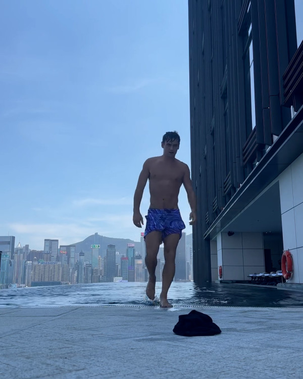 Tom Daley快閃香港24小時 桑拿室派福利照！僅包一條毛巾大騷腹肌 