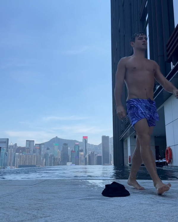 Tom Daley快閃香港24小時 桑拿室派福利照！僅包一條毛巾大騷腹肌 