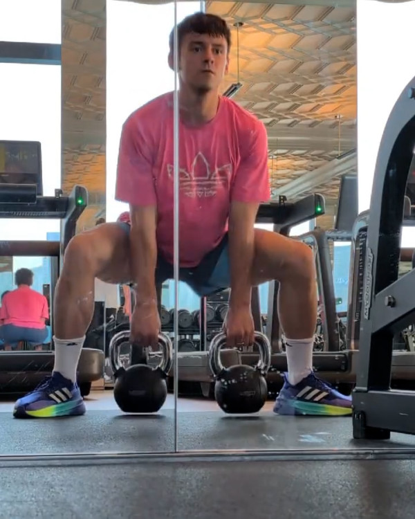 Tom Daley快閃香港24小時 桑拿室派福利照！僅包一條毛巾大騷腹肌 