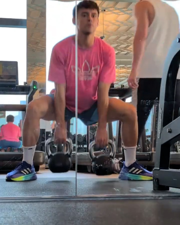 Tom Daley快閃香港24小時 桑拿室派福利照！僅包一條毛巾大騷腹肌 