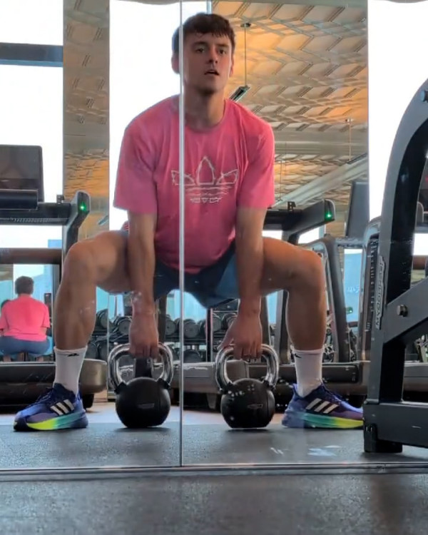 Tom Daley快閃香港24小時 桑拿室派福利照！僅包一條毛巾大騷腹肌 