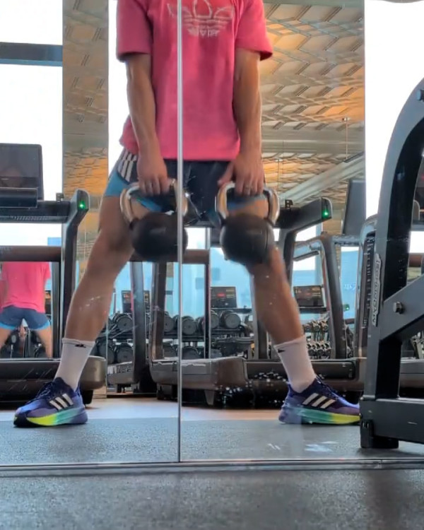 Tom Daley快閃香港24小時 桑拿室派福利照！僅包一條毛巾大騷腹肌 