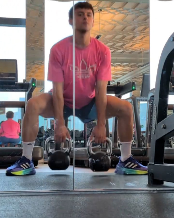 Tom Daley快閃香港24小時 桑拿室派福利照！僅包一條毛巾大騷腹肌 