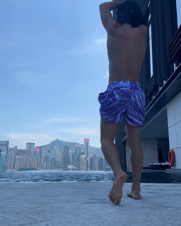 Tom Daley快閃香港24小時 桑拿室派福利照！僅包一條毛巾大騷腹肌 