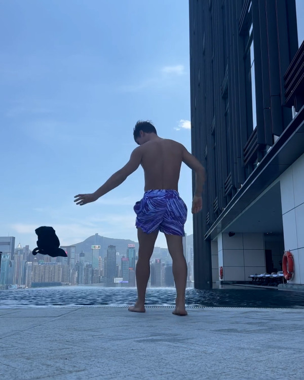 Tom Daley快閃香港24小時 桑拿室派福利照！僅包一條毛巾大騷腹肌 