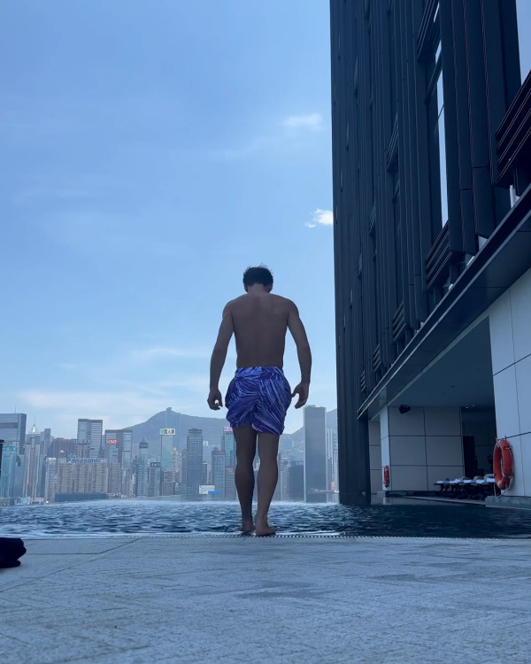 Tom Daley快閃香港24小時 桑拿室派福利照！僅包一條毛巾大騷腹肌 