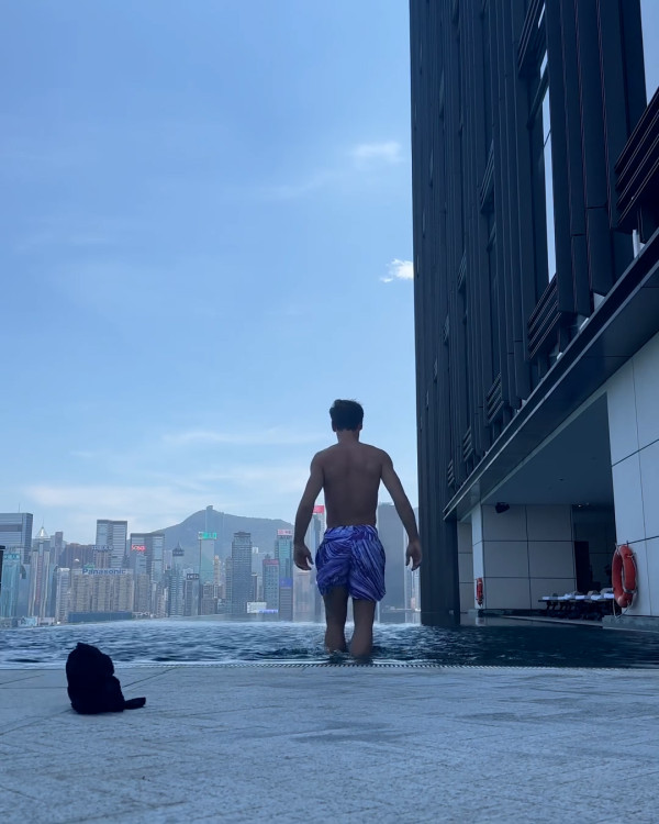 Tom Daley快閃香港24小時 桑拿室派福利照！僅包一條毛巾大騷腹肌 